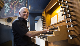 Kurkantor Michael Kristahn an der Orgel in St. Anna, Augsburg