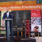 Oberbürgermeister Kurt Gribl eröffnet die Friedenstafel. | Foto: I. Hoffmann 