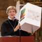 "Bekennen" war das Thema des Festgottesdiensts in St. Anna. Stadtdekanin Susanne Kasch startet eine Aktion mit Augsburger Friedensbildern  ... | Foto: I. Hoffmann