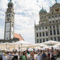 Die Augsburger Friedenstafel am Rathausplatz - das Wetter war optimal aber heiß - um die Sonnenschirme aber jeder froh! | Foto: I. Hoffmann