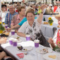 Gehört immer zum Augsburger Friedensfest: Essen teilen bei der Friedenstafel. | Foto: I. Hoffmann    