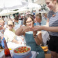 Elke Seidel, Leiterin des Kulturamts Augsburg, teilt gerne Ihre Leckerbissen mit den Besuchern der Tafel. | Foto: I. Hoffmann     