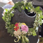 Blumenkränze als Friedenszeichen an den Kirchenbänken ...