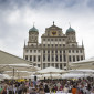 Zum Glück kein Regen - die Friedenstafel kann draußen auf dem Augsburger Rathausplatz stattfinden.
