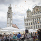  "Augsburg wird sicherer Hafen" - die Luftballons tragen den Wunsch weiter.