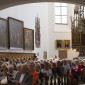 Viele sind in die St. Anna Kirche zum ökumenischen Festgottesdienst gekommen, da gab's für manche leider nur noch Stehplätze.
