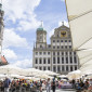 Friedenstafel auf dem Augsburger Rathausplatz: Mitgebrachtes Essen teilen - da fällt der Kontakt mit Fremden und Bekannten leicht.