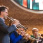 In nachbarschaftlicher Verbundenheit begleitet das Bläserensemble der katholischen Gemeinde Herz Jesu in Pfersee den Gottesdienst musikalisch