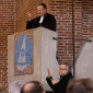 Landesbischof Christian Kopp und Gebärdendolmetscher 