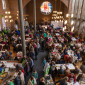 Die Kirchenbänke sind aus der Kirche geräumt, so ist Platz für alle zum Essen