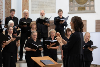 Maria Heidecker, die als angehende Kirchenmusikerin gerade ein Praktikum in St. Anna absolviert, dirigiert den Madrigalchor 