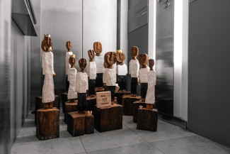 Sind zu Gast in Augsburg: 15 Königsfiguren aus Holz