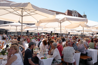 Hier kommen die Augsburger zusammen: Bei der Friedenstafel (Archiv)