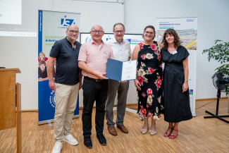 Freuen sich über die erneute Verleihung des Gütesiegels (von links nach rechts): Ralf Hailand (Pädagogische Leitung), Bernd Radtke, Pfarrer Fritz Graßmann, Melanie Mahabat Bahar und Qualitätskoordinatorin Rebekka Geiling.