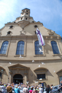 Europäische Friedenskirche Heilig Kreuz mit Friedenstauben