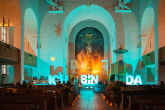 St. Johannes Kirche - Innenraum mit Kunstprojekt: "Ich bin da"