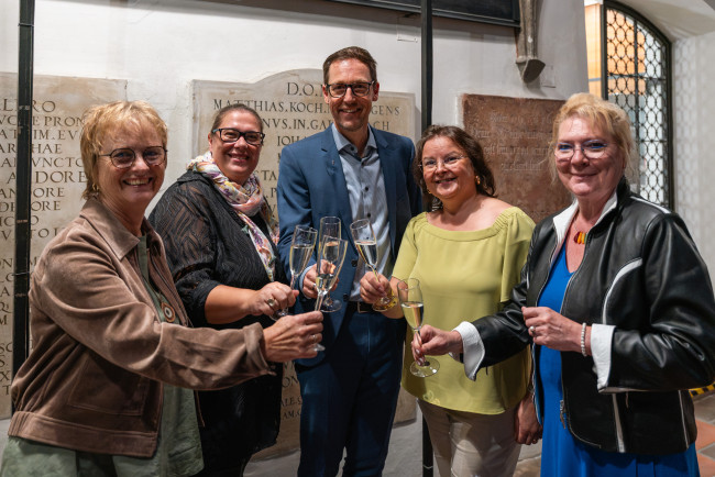 Das Team des Evangelischen Forums Annahof: (v.li) Pfarrerin Bettina Böhmer-Lamey (Citykirchenarbeit, Kircheneintritt), Lena Sponner, Dipl. Religionspädagogin, (Theol.-Päd. Gesamtleitung), Diakon Marcus Schirmer (Geschäftsführung und Studienleitung), Melita Müller und Eveline Stolz (Sekretariat)