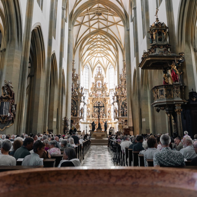 Voll besetzte Bänke beim Festgottesdienst