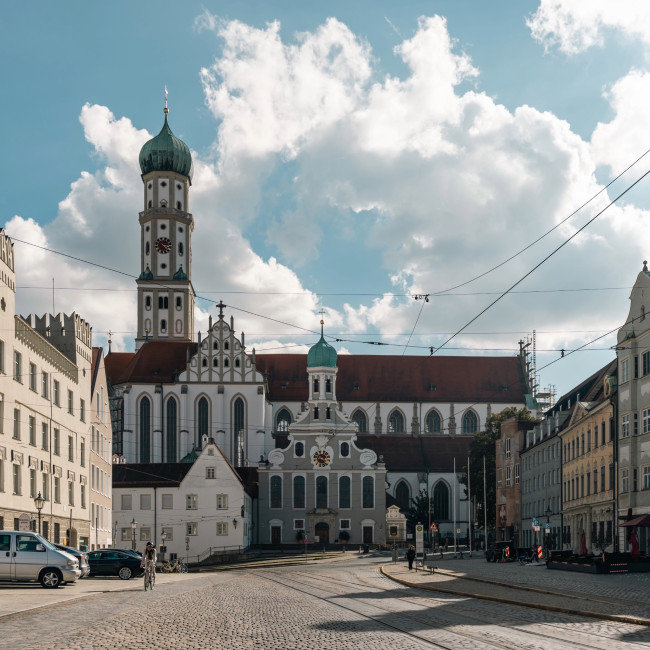 Direkt nebeneinander: Katholische und evangelische Ulrichskirche