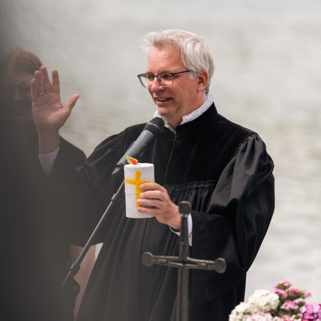 Beim Tauffest am Kuhsee in Augsburg: Pfarrer Thomas Schmeckenbecher
