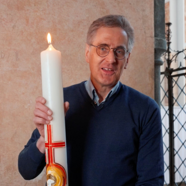 Hält die Osterkerze: Dekan Frank Kreiselmeier