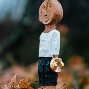 Eine Königsfigur im Herbstlaub