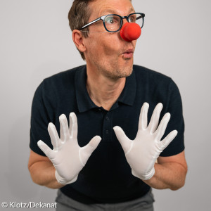 Diakon Marcus Schirmer hat viele Talente: Er spielt gerne Theater und tritt auch als Clown auf.