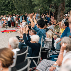 Familien und Freunde am Ufer des Kuhsees