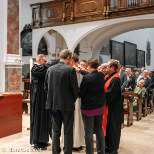 Menschen die Marcus Schirmer auf seinem beruflichen Weg lange begleitet haben, segnen ihn:Diakon Dietmar Maschke, Ines Güther, Pfarrerin Barbara Overmann und Felix Henkelmann.