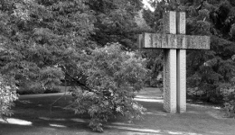 Kreuz im Botanischen Garten Augsburg Foto: Ulrich Schönlein