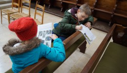 Die ersten Kinder testen den St.-Anna-Kirchenführer.