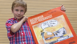 Der siebenjährige Laurens Kosteletzkyhat das diesjährige Friedensbild zum Augsburger Hohen Friedensfest gemalt. | Foto: Irmgard Hoffmann