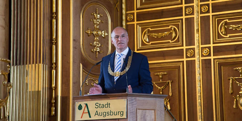 Oberbürgermeister Kurt Gribl vor der Bekanntgabe des Friedenspreisträgers im Goldenen Saal. | Foto: I. Hoffmann