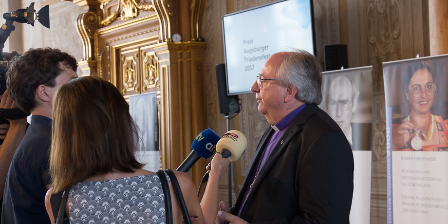 Die Medien interessierten sich im Interview mit Regionalbischof Michael Grabow  für die Begründung der Friedenspreisvergabe | Foto: I. Hoffmann