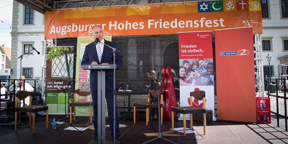 Oberbürgermeister Kurt Gribl eröffnet die Friedenstafel. | Foto: I. Hoffmann