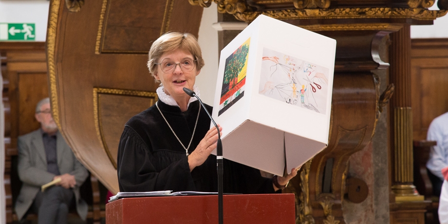 &quot;Bekennen&quot; war das Thema des Festgottesdiensts in St. Anna. Stadtdekanin Susanne Kasch startet eine Aktion mit Augsburger Friedensbildern  ... | Foto: I. Hoffmann