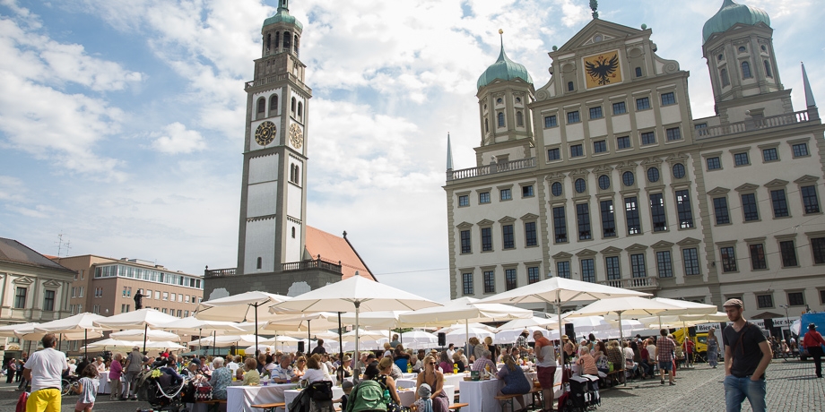 Die Augsburger Friedenstafel am Rathausplatz - das Wetter war optimal aber heiß - um die Sonnenschirme aber jeder froh! | Foto: I. Hoffmann