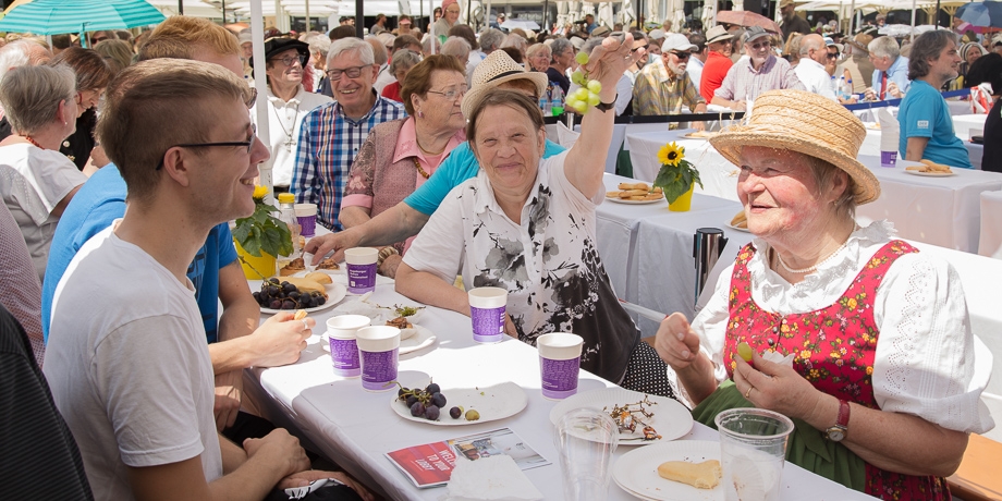 Gehört immer zum Augsburger Friedensfest: Essen teilen bei der Friedenstafel. | Foto: I. Hoffmann