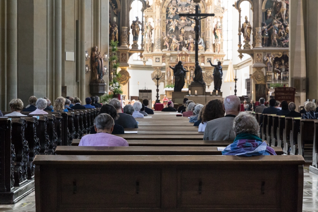 Ökumenischer Gottesdienst in der Basilika St.Ulrich und Afra mit coronabedingter Sitzordnung