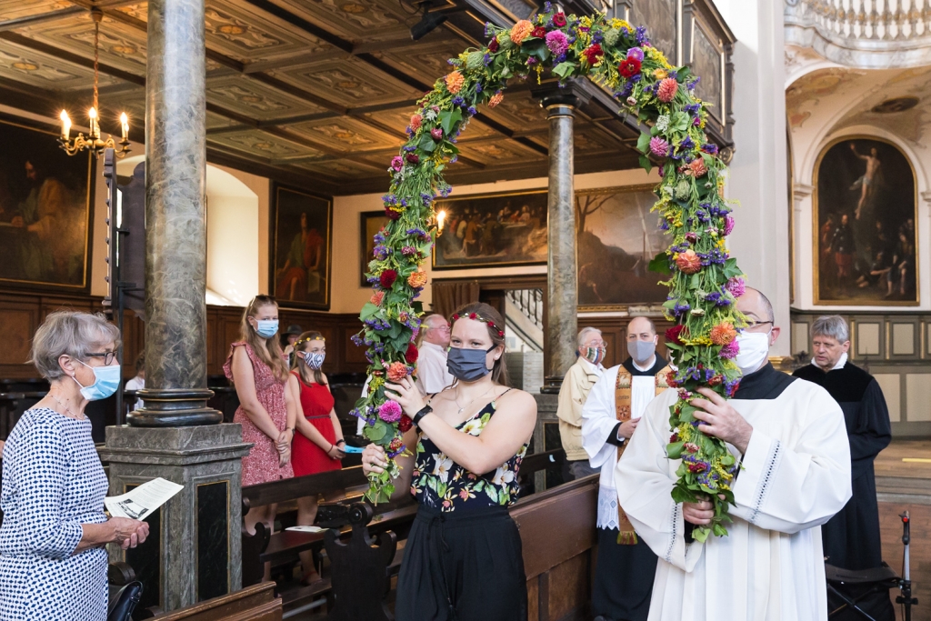 Hat schon lange Tradition: Auszug unterm Blumenkranz beim ökumenischen Familiengottesdienst
