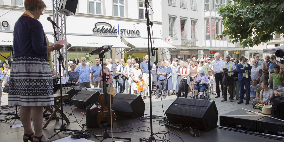 Stadtdekanin Susanne Kasch eröffnet das Fest der Freiheit auf dem Martin-Luther-Platz | Foto: I. Hoffmann