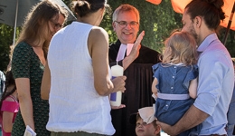 Pfarrer Thomas Schmeckenbecher Segnet die kleine Hannah und ihre Familie. (Foto: I. Hoffmann)